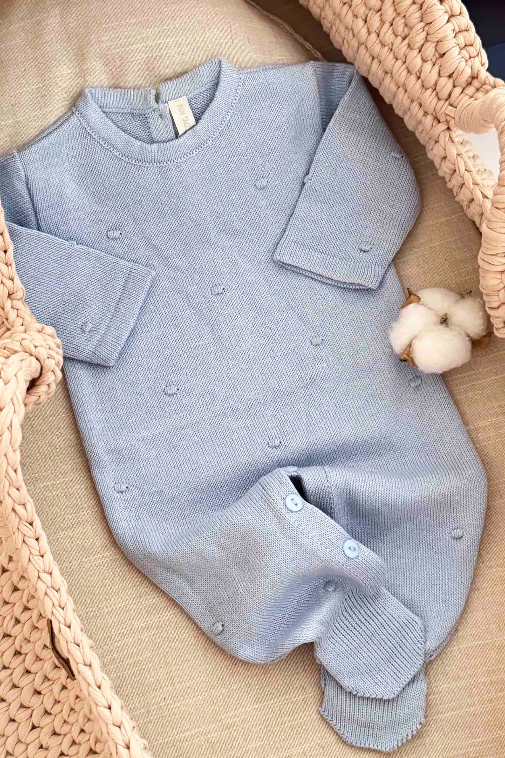 Macacão Bebê Menino Saída Maternidade em Tricot Azul Claro — foto 2