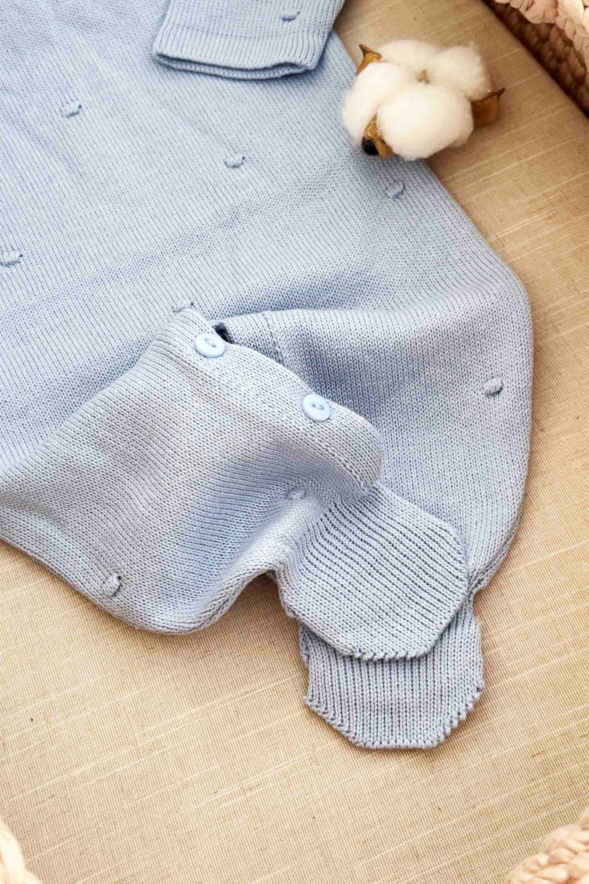 Macacão Bebê Menino Saída Maternidade em Tricot Azul Claro — foto 4
