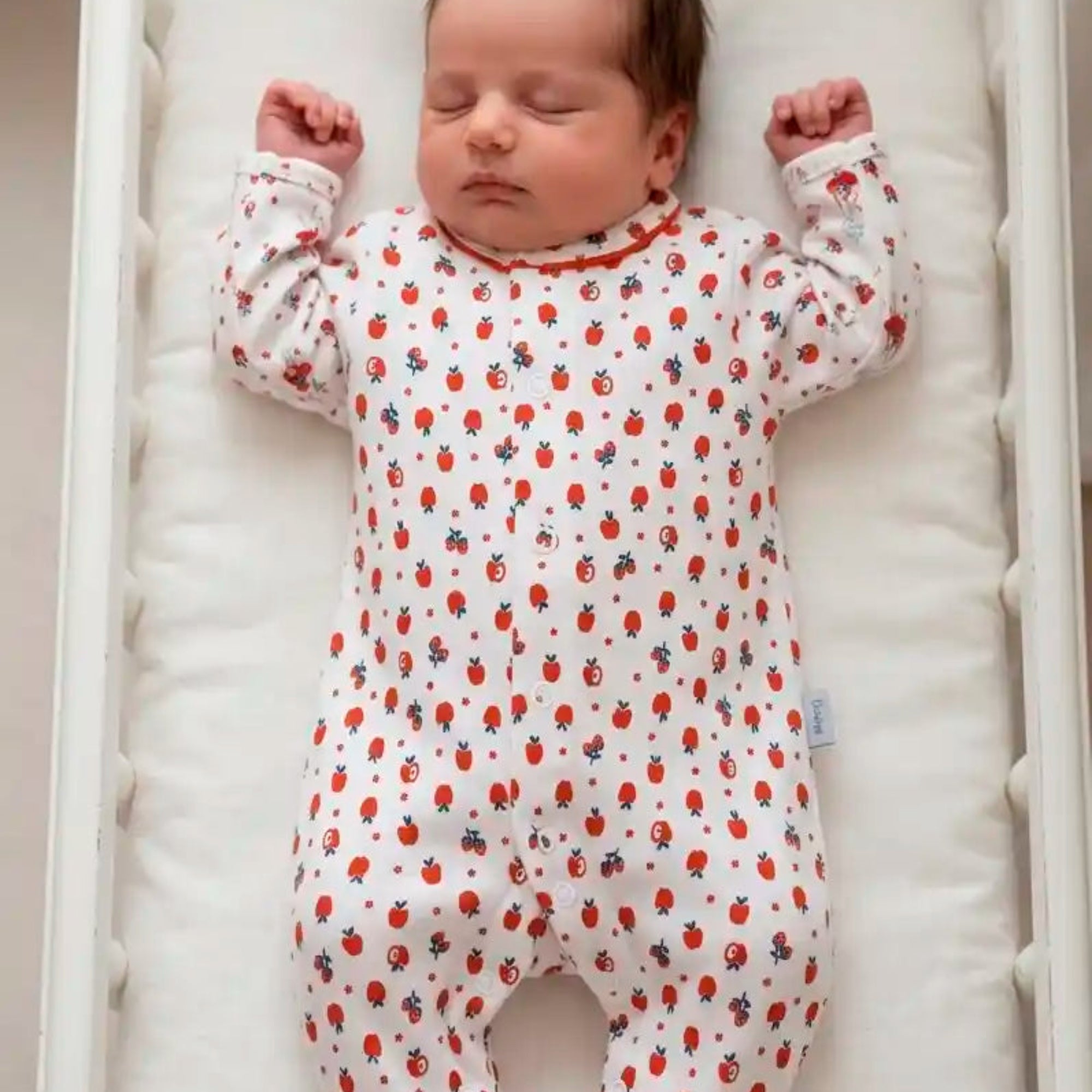 Macacão para Bebê Prematuro em Algodão Egípcio Estampa Maças — foto 1