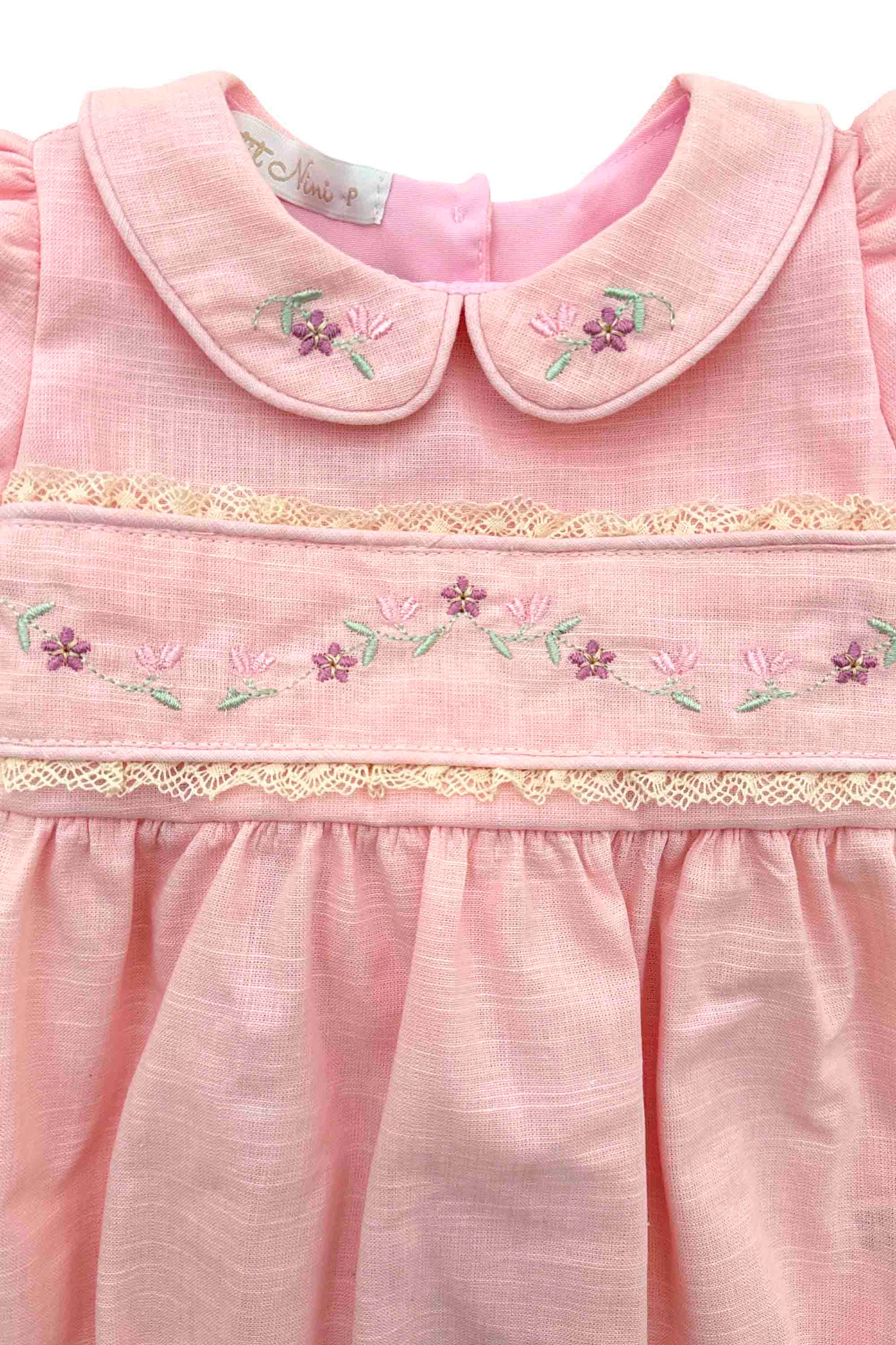 Romper Infantil de Linho Rosa com Bordados e Renda — foto 3