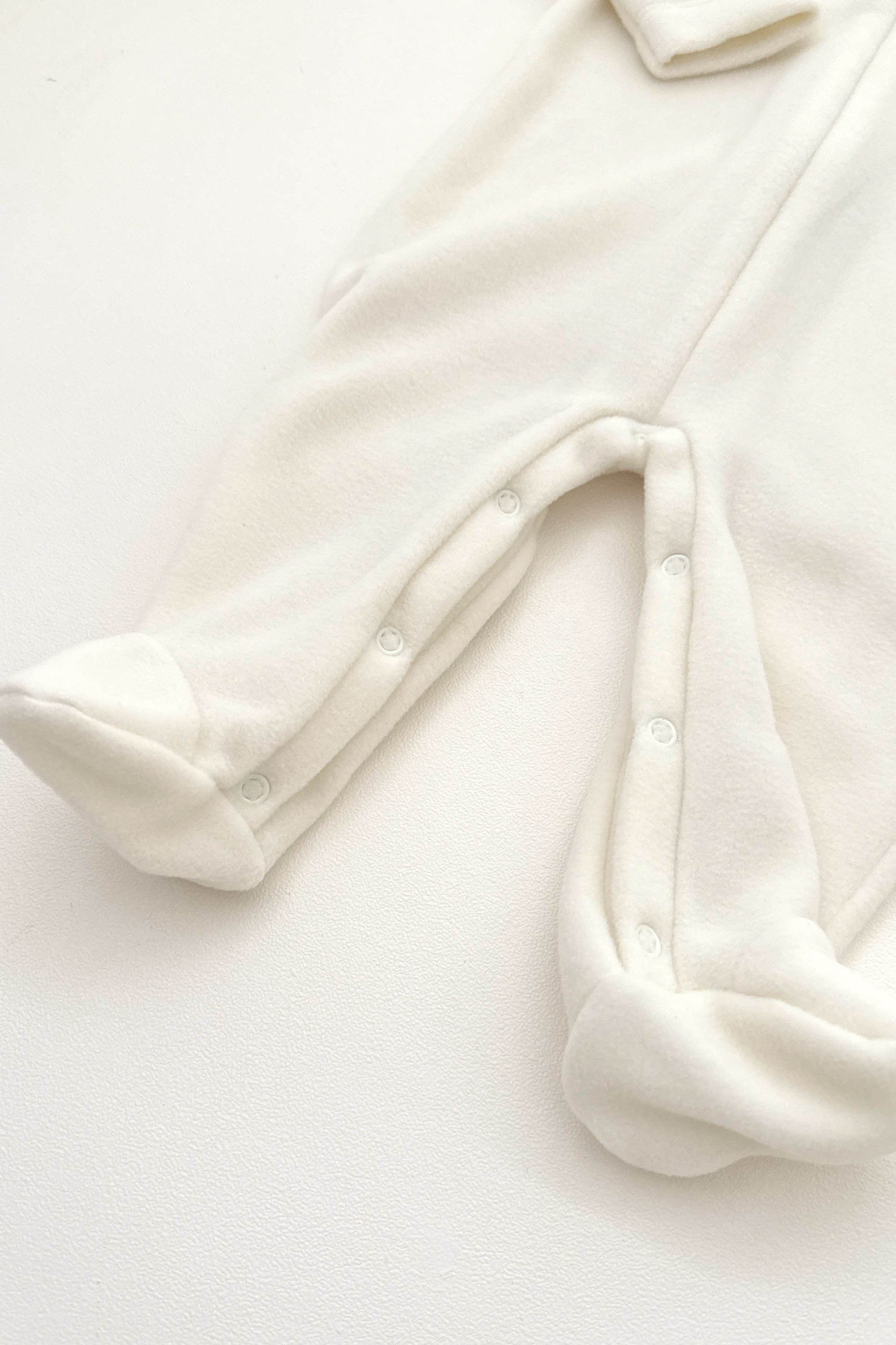 Macacão Bebê Soft Unissex Off White com Detalhe Urso — foto 5