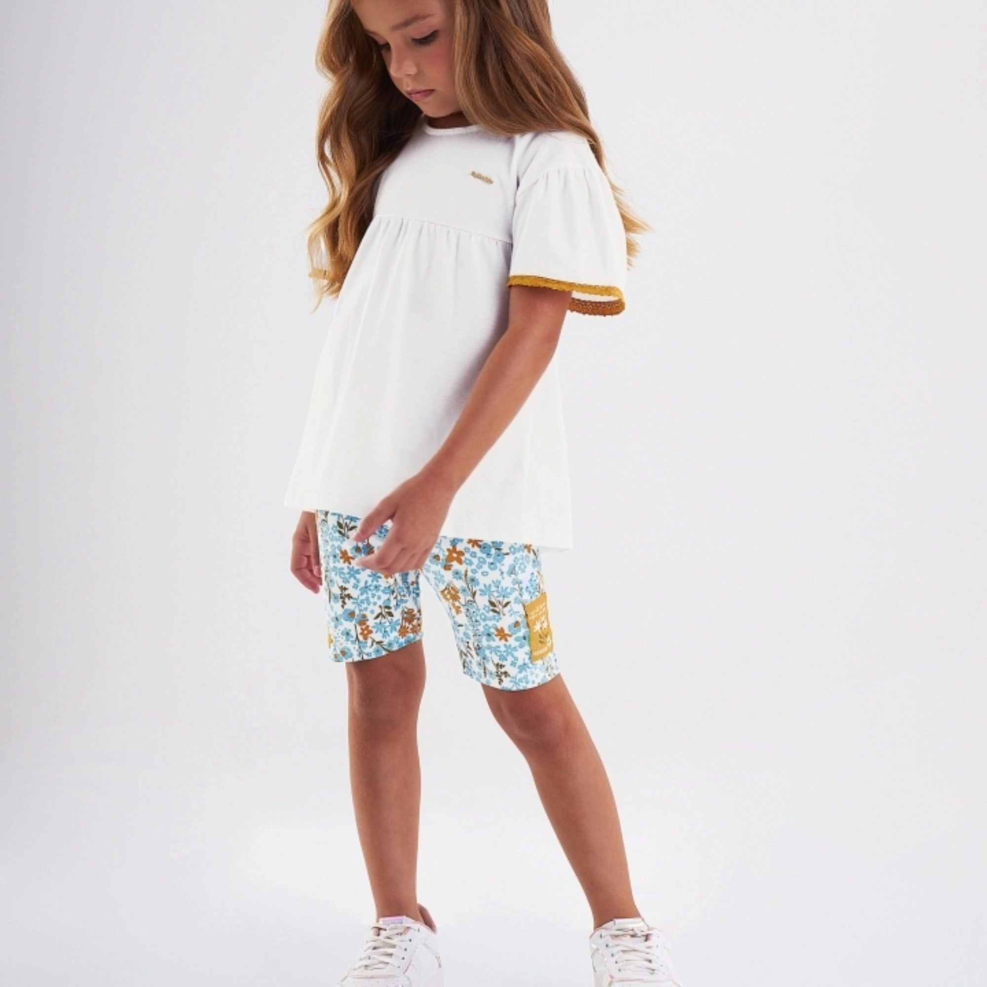 Conjunto Infantil Menina Blusa Branca e Bermuda Ciclista Floral — foto 1