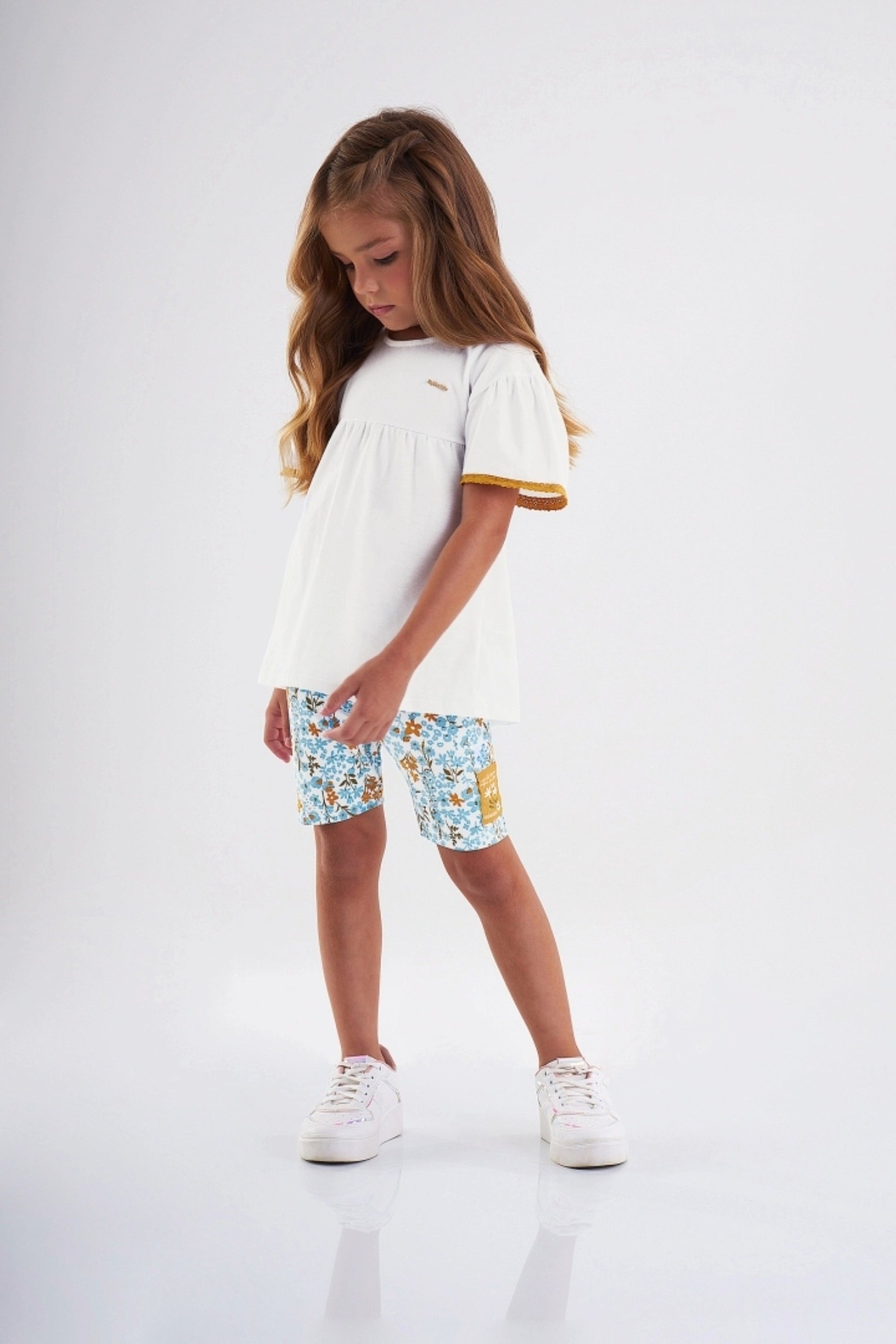 Conjunto Infantil Menina Blusa Branca e Bermuda Ciclista Floral — foto 1