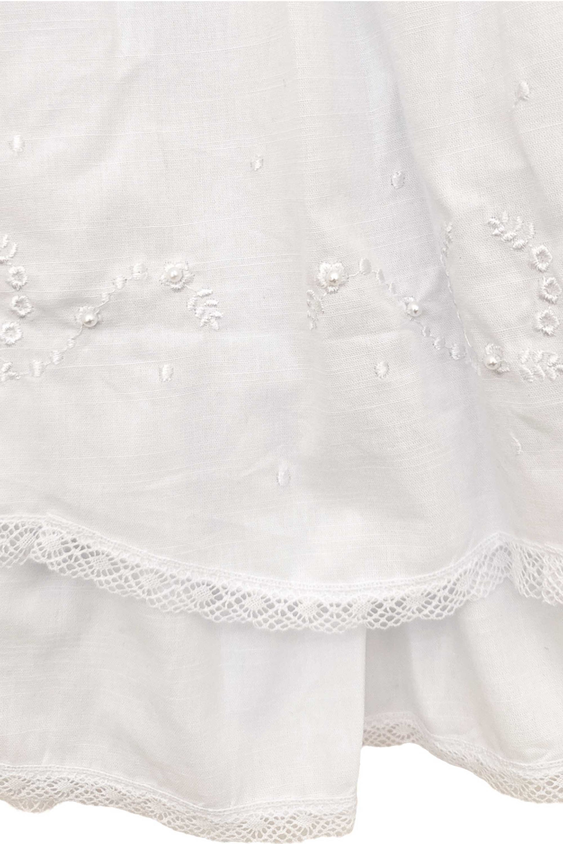 Vestido Bebê Branco com Bordados Aplicação de Renda e Saia Dupla com Babado — foto 4