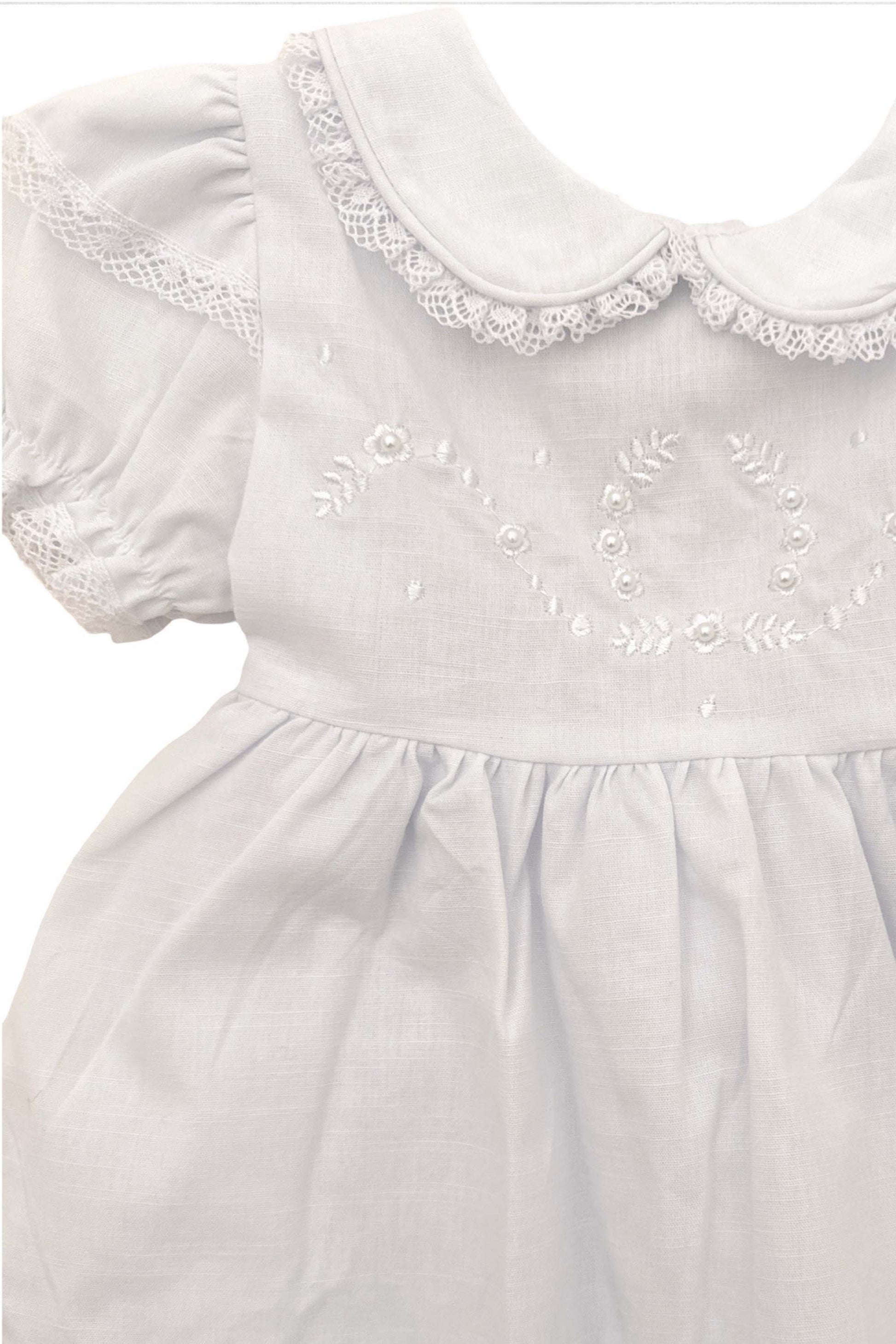 Vestido Bebê Branco com Bordados Aplicação de Renda e Saia Dupla com Babado — foto 3