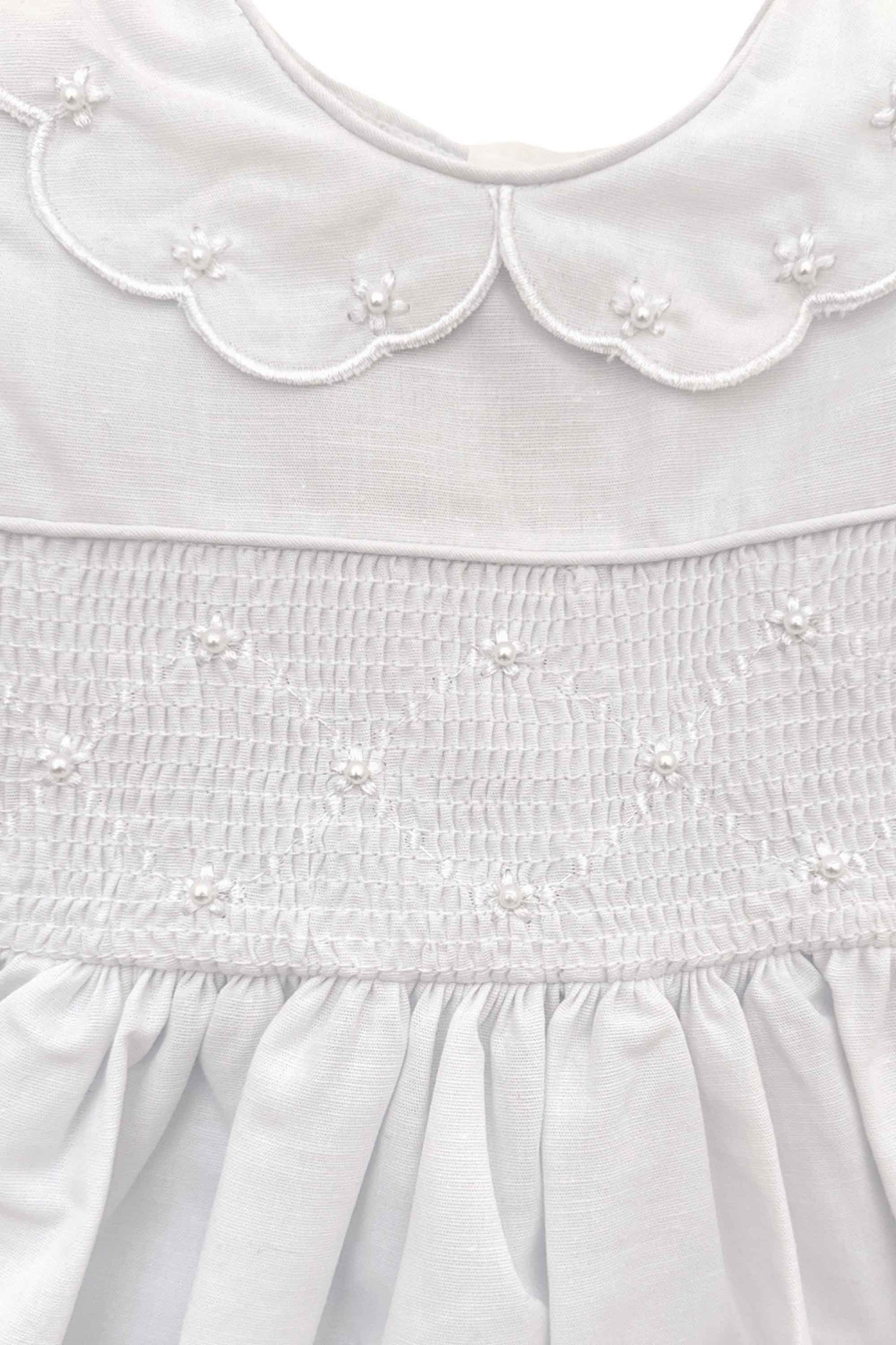 Vestido Infantil Casinha de Abelha com Gola Festonê Branco — foto 3