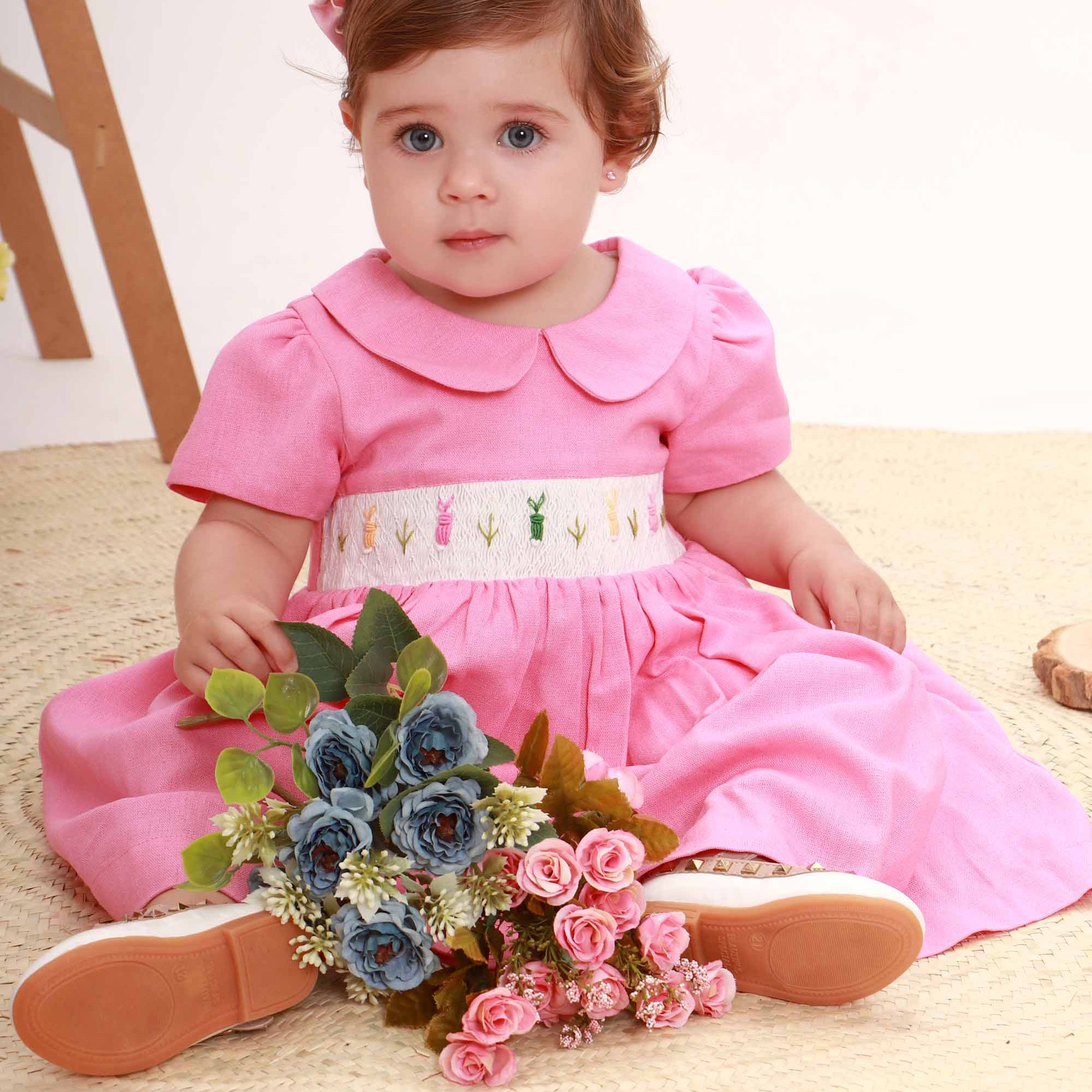 Vestido Casinha de Abelha com Bordado Coelhos Linho Rosa — foto 1