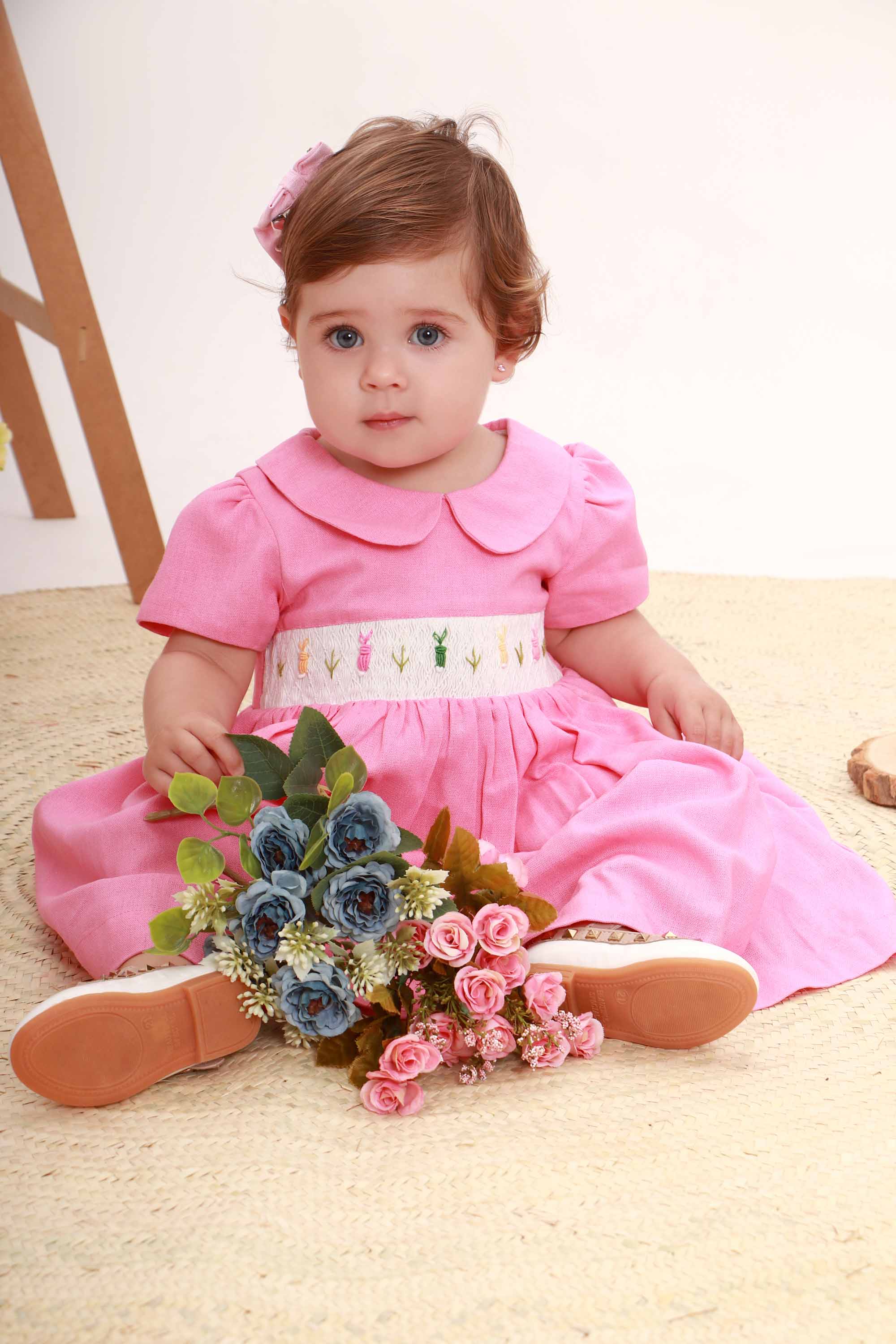 Vestido Casinha de Abelha com Bordado Coelhos Linho Rosa — foto 1