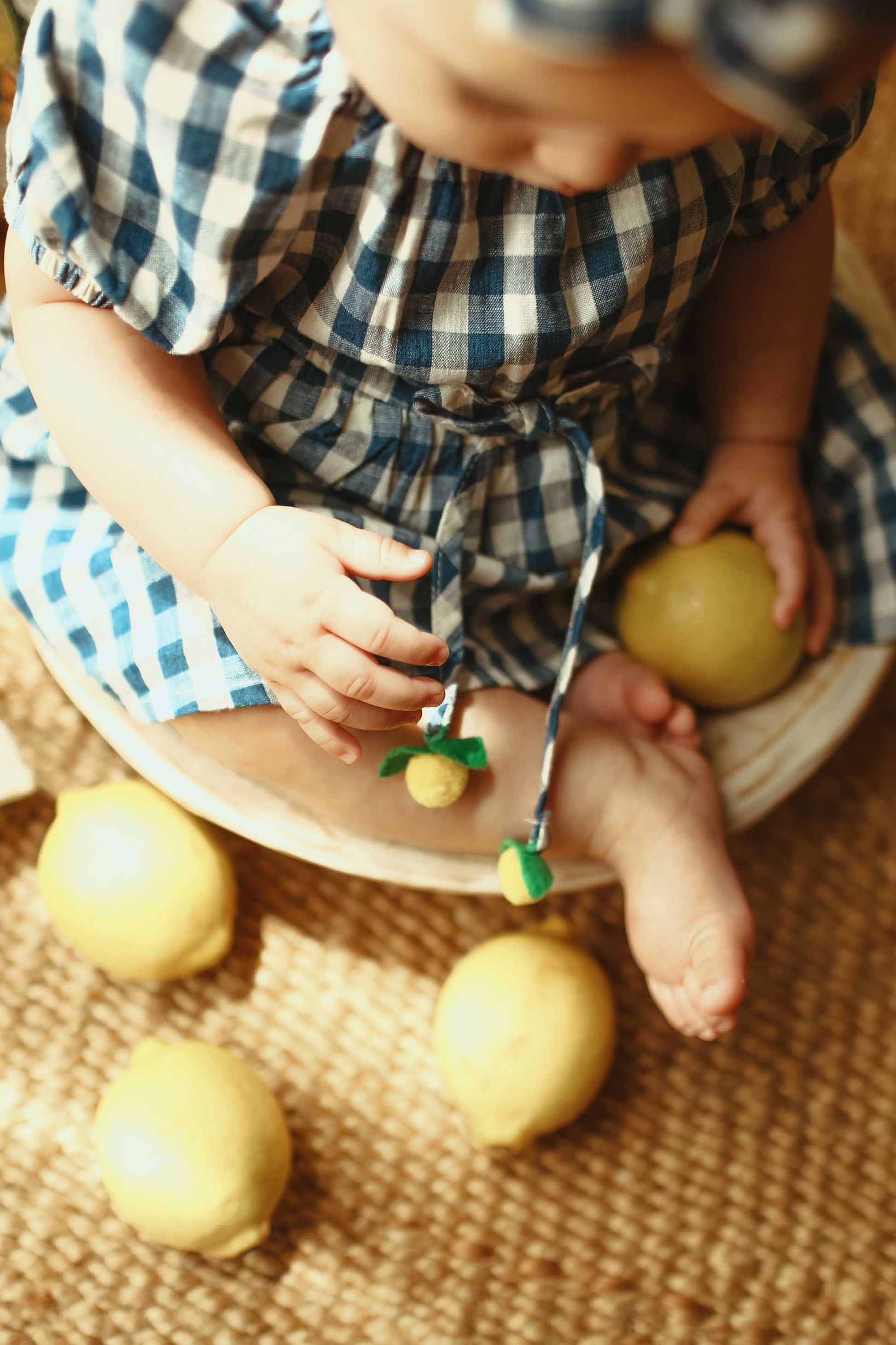 Vestido Bebê Estampa Xadrez Azul Detalhe Limão Citrus — foto 4