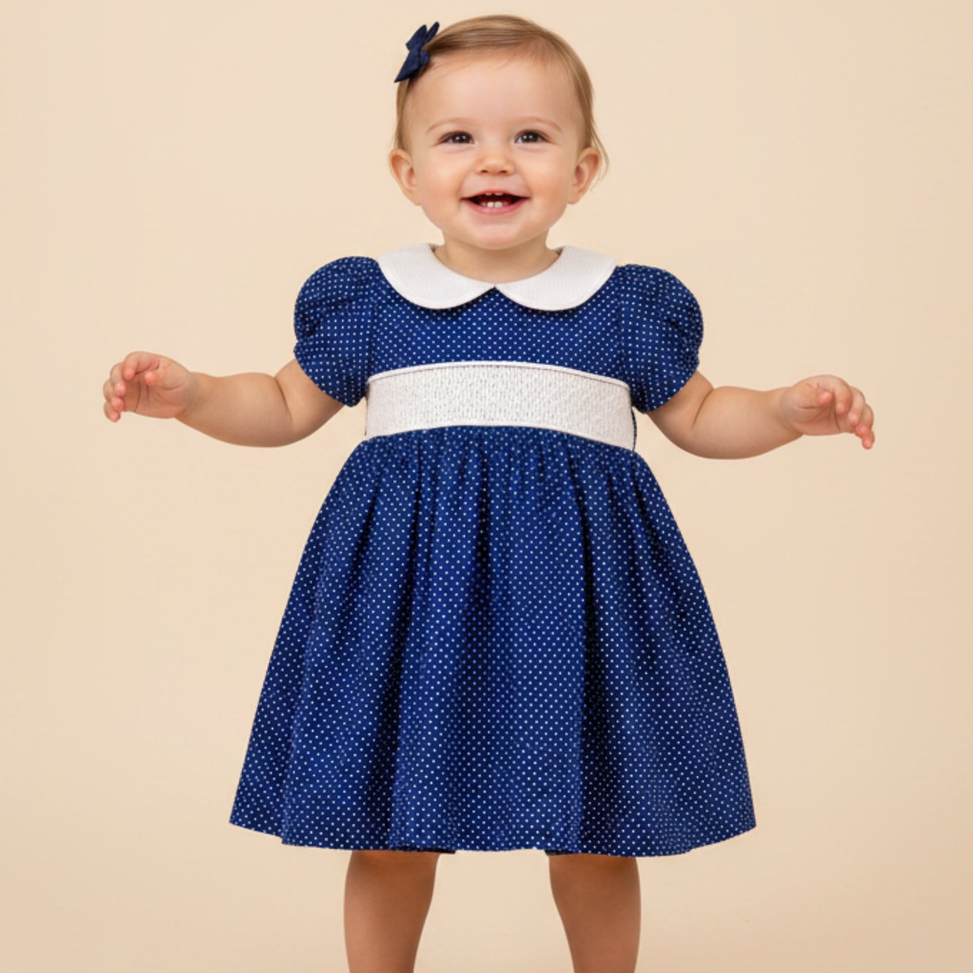 Vestido Infantil Poá Azul com Gola Boneca e Caseado — foto 1