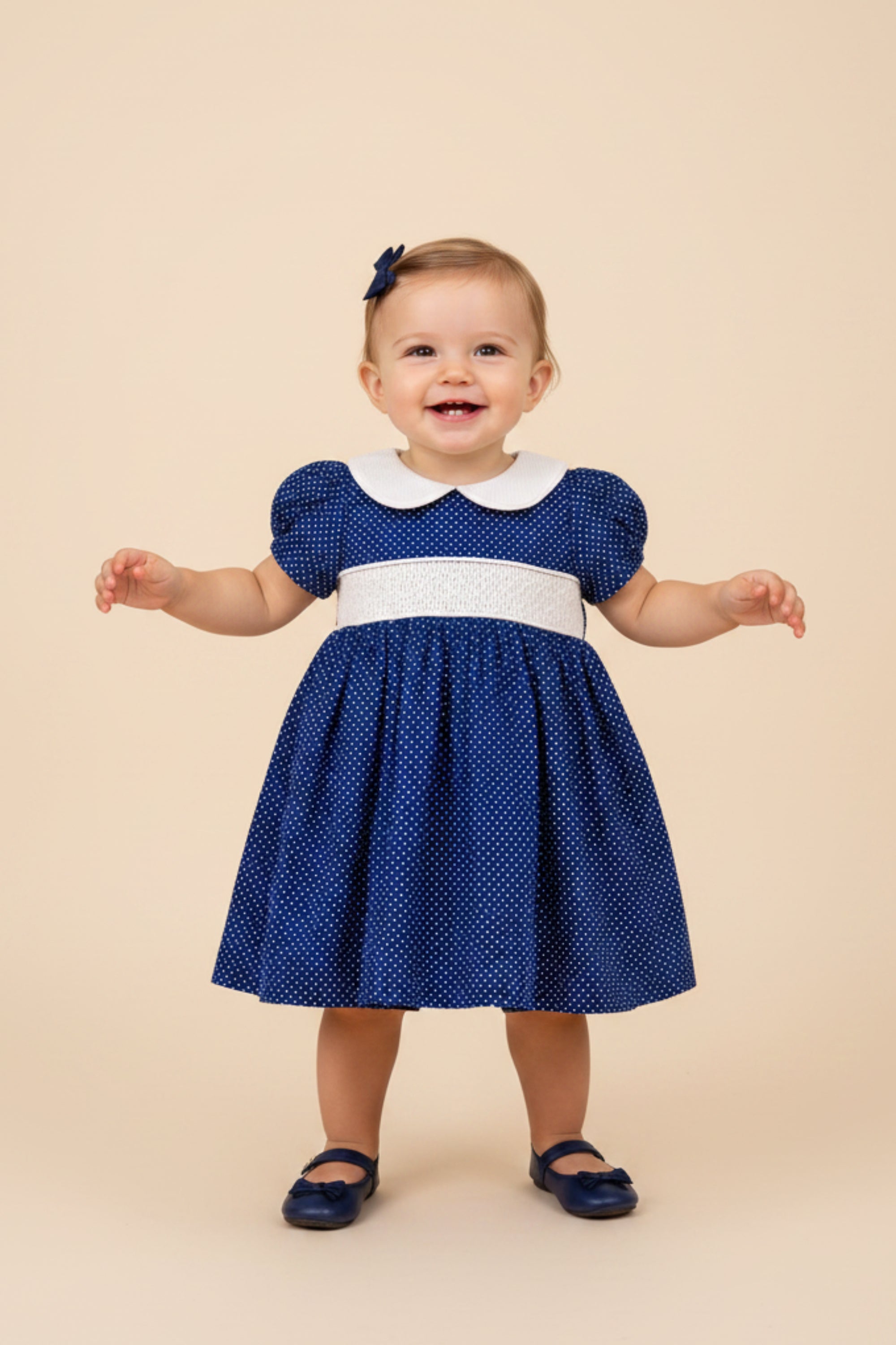 Vestido Infantil Poá Azul com Gola Boneca e Caseado — foto 1
