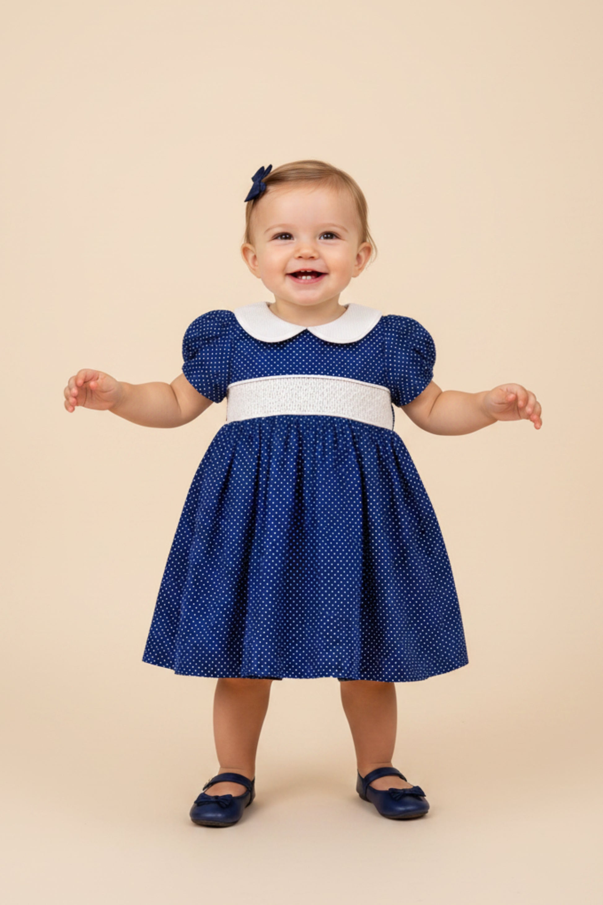 Vestido Infantil Poá Azul com Gola Boneca e Caseado — foto 1