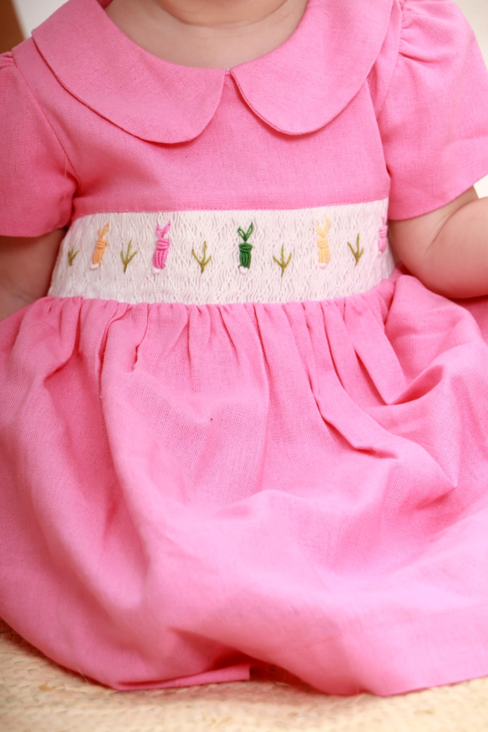 Vestido Casinha de Abelha com Bordado Coelhos Linho Rosa — foto 2