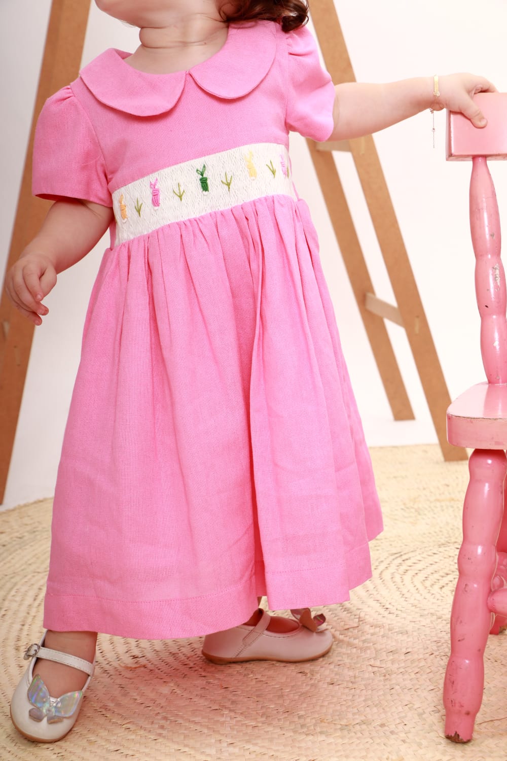 Vestido Casinha de Abelha com Bordado Coelhos Linho Rosa — foto 3