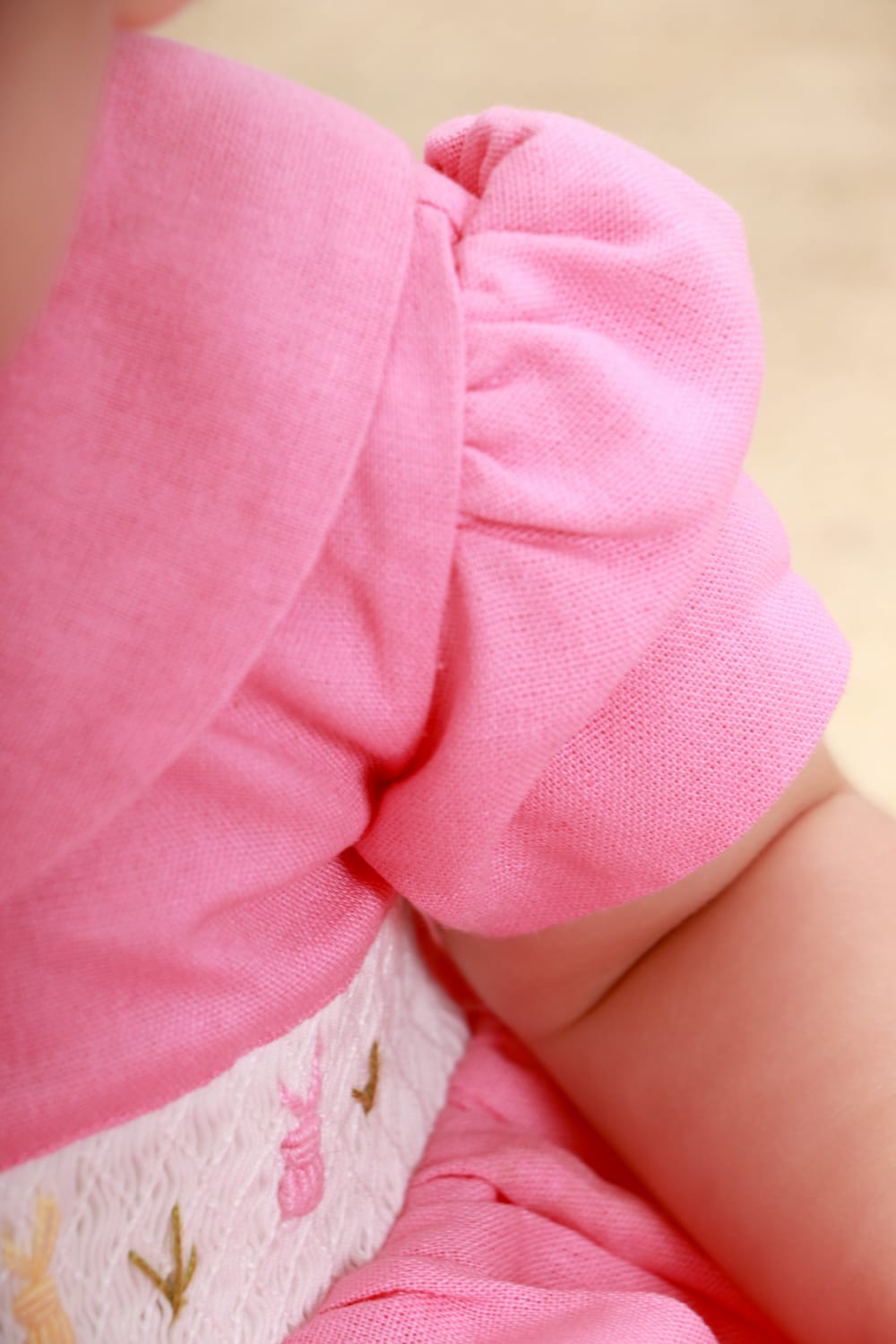 Vestido Casinha de Abelha com Bordado Coelhos Linho Rosa — foto 5
