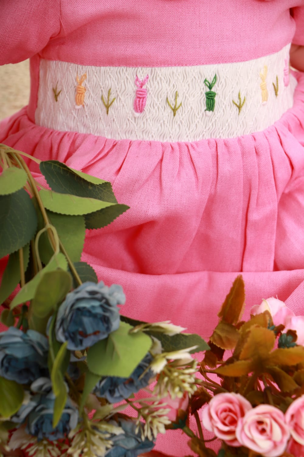 Vestido Casinha de Abelha com Bordado Coelhos Linho Rosa — foto 4