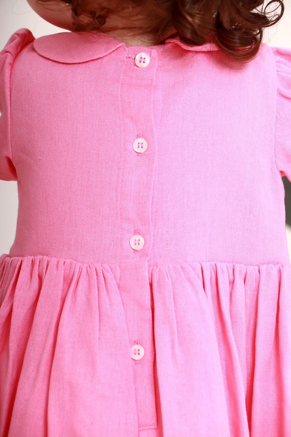 Vestido Casinha de Abelha com Bordado Coelhos - Linho Rosa
