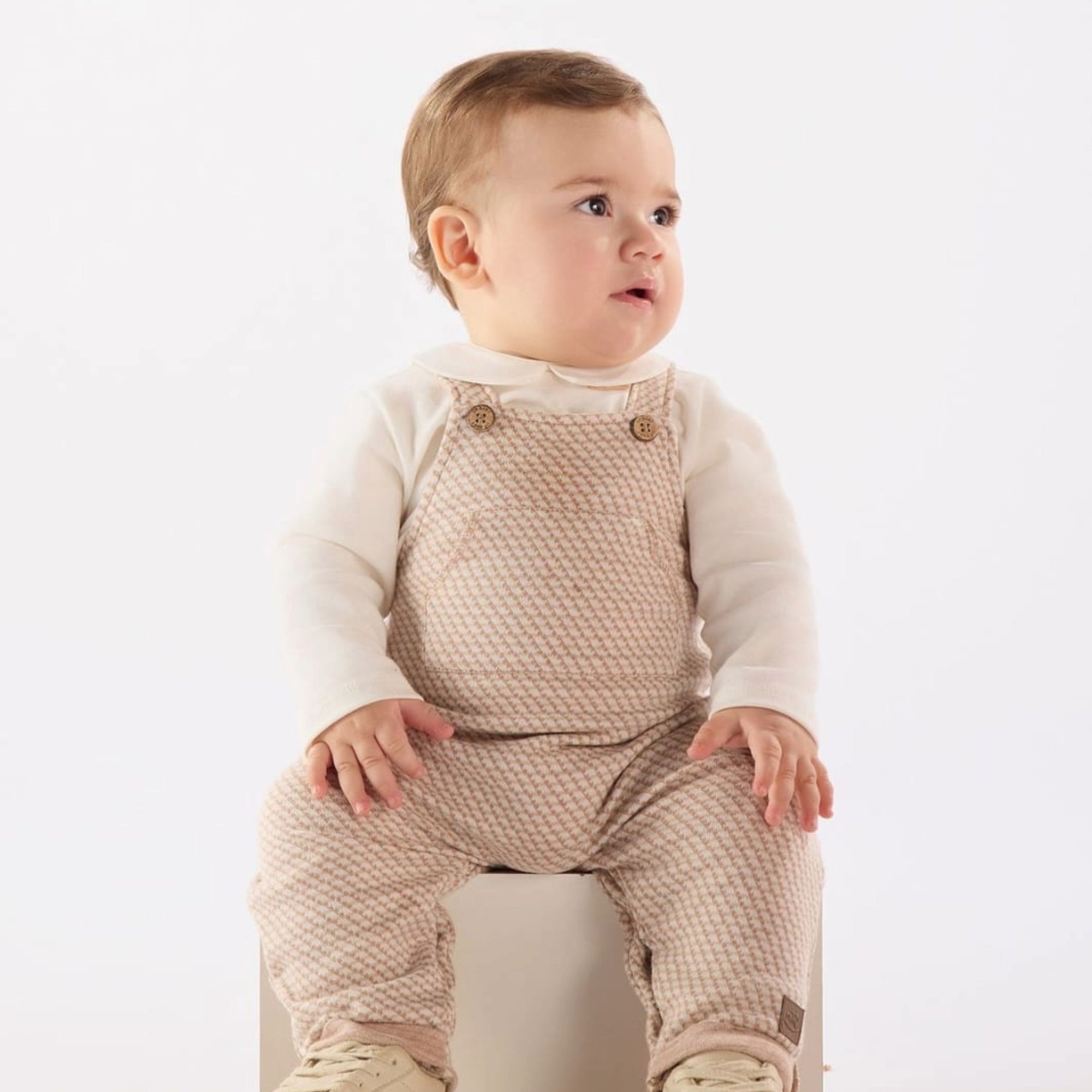 Conjunto Jardineira e Body para Bebê em Malha Jacquard Xadrez — foto 1
